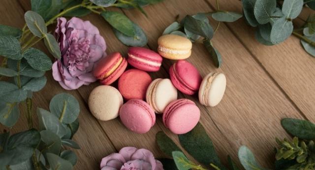 Lezzetli bir yolculuk için macaron tarihini ve nasıl yapıldığını öğrenin. Şık tatlılar ile misafirlerinizi etkilemenin yolunu keşfedin.